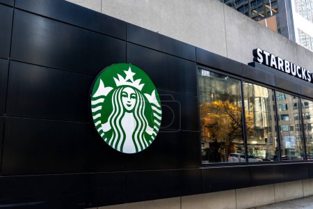 Foto de Toronto, Canadá - 9 de noviembre de 2020: Una cafetería Starbucks en el centro de Toronto. Starbucks Corporation es una empresa estadounidense de café y cadena de cafeterías. - Imagen libre de derechos