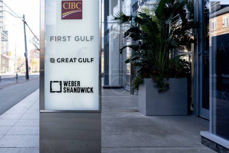 Téléchargez les photos : Toronto, Canada - Le 9 novembre 2020 : Des panneaux de la compagnie First Gulf, Great Gulf et Weber Shandwick sont visibles sur la rue King au centre-ville de Toronto. Ce sont les divisions du Grand Groupe du Golfe.. - en image libre de droit