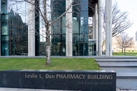 Téléchargez les photos : Toronto, Canada - 20 novembre 2020 : L'affiche de la Faculté de pharmacie Leslie Dan de l'Université de Torontos est affichée à Toronto, Canada, le 20 novembre 2020, la première faculté de pharmacie au Canada. - en image libre de droit