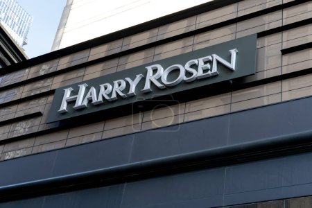 Téléchargez les photos : Toronto, Canada - Le 20 novembre 2020 : Une affiche du magasin Harry Rosen est présentée dans le quartier d'affaires Bloor-Yorkville de Toronto. Harry Rosen est une marque canadienne emblématique dans les vêtements haut de gamme pour hommes. - en image libre de droit