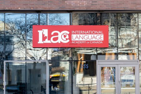 Foto de Toronto, Canadá - 20 de noviembre de 2020: Escuela de la Academia Internacional de Idiomas de Canadá (ILAC) en el centro de Toronto. ILAC es una escuela privada canadiense de inglés. - Imagen libre de derechos
