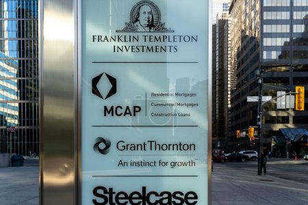 Foto de Toronto, Canadá - 9 de noviembre de 2020: La compañía firma para Templeton, MCAP, Grant Thorton y Steelcase en el directorio de señalización fuera del edificio de oficinas en 200 King St. W en Toronto. - Imagen libre de derechos