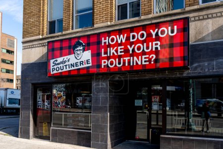 Foto de Toronto, Canadá - 20 de noviembre de 2020: Un restaurante Smoke 's Poutinerie en Toronto. Smoke 's Poutinerie es una franquicia nacional canadiense de poutines.. - Imagen libre de derechos