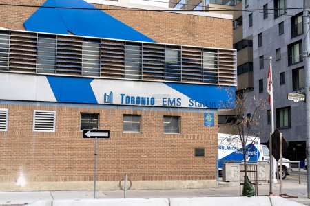 Foto de Toronto, Canadá - 9 de noviembre de 2020: Toronto EMS Station sign on the wall in Toronto. The City of Toronto Paramedic Services (TPS; anteriormente conocido como EMS) es el proveedor de servicios médicos de emergencia.. - Imagen libre de derechos