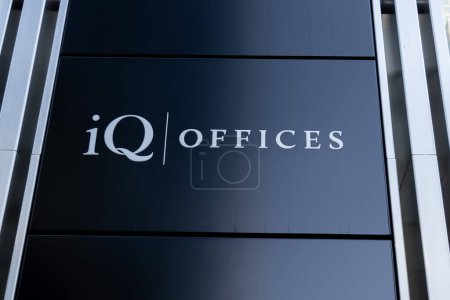 Foto de Toronto, Canadá - 9 de noviembre de 2020: Oficinas de iQ firman en 150 King St. West en Toronto, Canadá. Las oficinas de iQ son los espacios de coworking de lujo y oficinas privadas en el corazón de los núcleos del centro de Canadá - Imagen libre de derechos