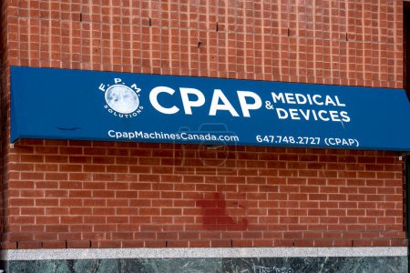 Foto de Toronto, Canadá - 20 de noviembre de 2020: Un cartel de primer plano para la tienda de soluciones de FPM CPAP y dispositivos médicos en Toronto. - Imagen libre de derechos