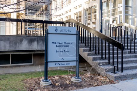 Téléchargez les photos : Toronto, Canada - Le 28 novembre 2020 : Entrée aux Laboratoires de physique McLennan à la tour Burton du campus de l'Université de Toronto à Toronto, Canada. - en image libre de droit