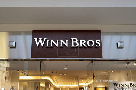 Foto de Tysons Corner, Virginia, EE.UU. - 14 de enero de 2020: signo de la tienda Winn Bros; Winn Bros es una tienda de ropa para hombres propiedad y operada por una familia estadounidense. - Imagen libre de derechos
