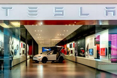 Foto de Tysons Corner, Virginia, EE.UU. 14 de enero de 2020: Tesla storefront in the Tysons Corner Center in Virginia, USA. Tesla, Inc. es un vehículo eléctrico estadounidense y una compañía de energía limpia. - Imagen libre de derechos