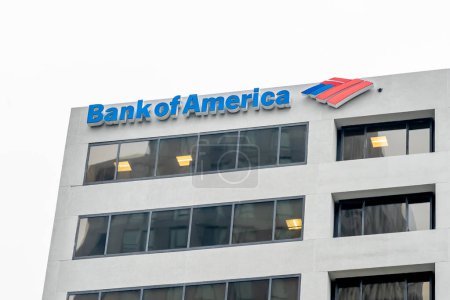 Foto de Tysons Corner, Virginia, EE. UU. 14 de enero de 2020: Firma y logotipo del Bank of America en el edificio de Tysons Corner, Virginia, una multinacional estadounidense de bancos de inversión y servicios financieros. - Imagen libre de derechos