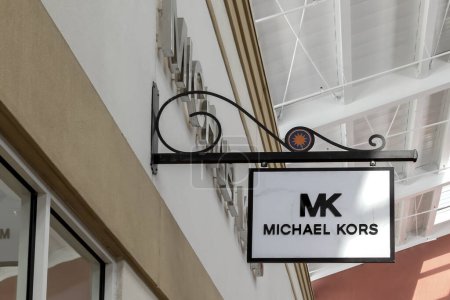 Foto de Orlando, Florida, Estados Unidos - 5 de febrero de 2020: letrero colgante de la tienda Michael Kors en Orlando, Florida, Estados Unidos. Michael Kors es un reconocido diseñador de accesorios de lujo y listo para usar. - Imagen libre de derechos