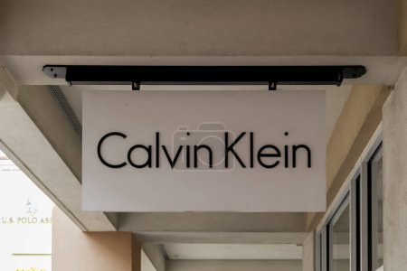 Foto de Orlando, Florida, Estados Unidos - 5 de febrero de 2020: Calvin Klein firma fuera de la tienda en Orlando, Florida, Estados Unidos; Calvin Klein es una casa de moda estadounidense. - Imagen libre de derechos