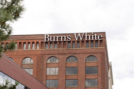 Foto de Pittsburgh, Pensilvania, EE.UU. - 11 de enero de 2020: Edificio de oficinas de Burns White en Pittsburgh, Pensilvania, EE.UU.; Burns White es abogado y bufete de abogados. - Imagen libre de derechos