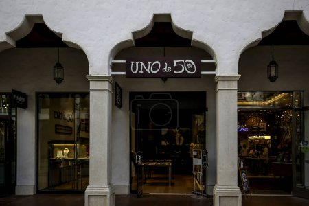 Foto de Orlando, Florida, EE.UU. 19 de febrero de 2020: Una tienda UNO de 50 en Orlando, Florida, EE.UU. UNO de 50 es una marca española de bisutería y complementos. - Imagen libre de derechos