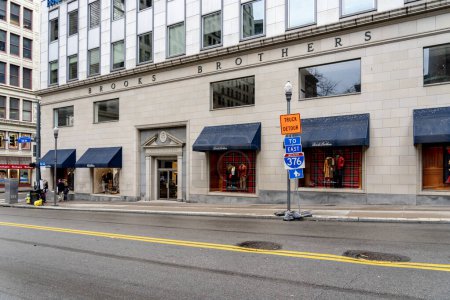 Foto de Pittsburgh, Pensilvania, EE.UU. - 11 de enero de 2020: Tienda Brooks Brothers en Pittsburgh. Brooks Brothers es la tienda de ropa más antigua de los Estados Unidos. - Imagen libre de derechos