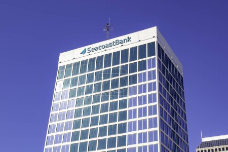 Foto de Orlando, Florida, Estados Unidos - 20 de enero de 2020: Edificio de oficinas del Seacoast Bank en el centro de Orlando, Florida, Estados Unidos. Seacoast Bank es un banco estadounidense de servicio completo. - Imagen libre de derechos