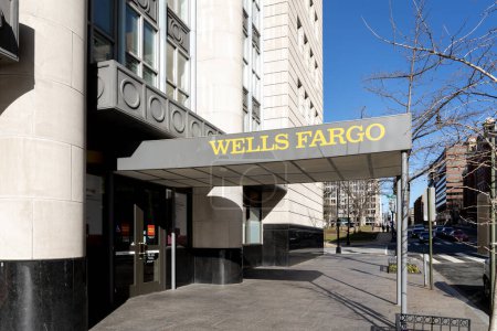 Foto de Washington, DC, EE.UU. - 12 de enero de 2020: La entrada a una sucursal de Wells Fargo en el centro de Washington, DC. Wells Fargo and Company es una multinacional estadounidense de servicios financieros.. - Imagen libre de derechos