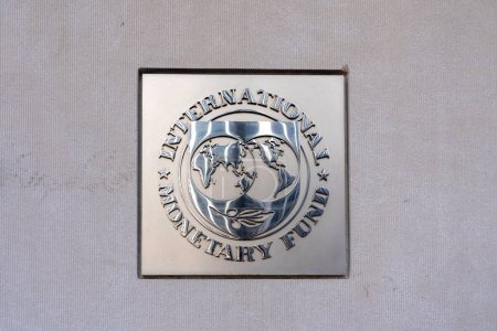 Téléchargez les photos : Washington D.C., États-Unis - 12 janvier 2020 : Sceau du Fonds monétaire international (FMI) apposé sur l'immeuble de leur siège à Washington D.C. Le FMI est une organisation internationale. - en image libre de droit