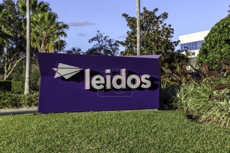 Téléchargez les photos : Orlando, Floride, États-Unis - 8 février 2020 : Leidos signe à l'immeuble de bureaux d'Orlando, Floride, États-Unis. Leidos est une entreprise américaine de défense, d'aviation, de technologie de l'information et de recherche biomédicale.. - en image libre de droit