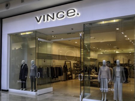 Téléchargez les photos : Orlando, Floride, États-Unis- 31 janvier 2020 : Vitrine Vince au centre commercial Millenia à Orlando, Floride, États-Unis. Vince est une marque américaine de vêtements et accessoires de luxe. - en image libre de droit