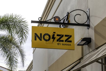 Foto de Orlando, Florida, EE.UU. - 5 de febrero de 2020: Noizz by Mania store sign in Orlando, Florida, USA. NOIZZ es una marca de moda líder para niños de 3 a 14 años.. - Imagen libre de derechos