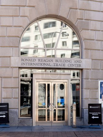Téléchargez les photos : Washington, D.C., États-Unis - 12 janvier 2020 : Entrée du Centre du commerce international (ITC) à Washington, D.C., États-Unis. L'ITC est l'organisme conjoint de l'Organisation mondiale du commerce et des Nations Unies.. - en image libre de droit