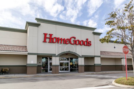 Foto de Orlando, FL, USA - 5 de enero de 2022: Una tienda de HomeGoods en Orlando, FL, USA. HomeGoods es una cadena de tiendas de muebles para el hogar - Imagen libre de derechos