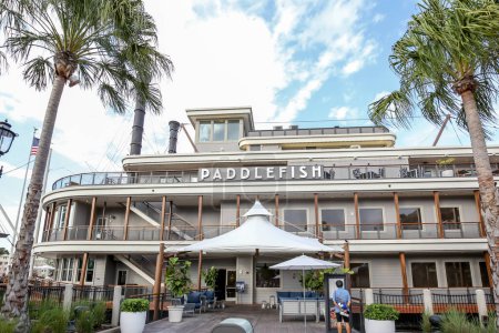 Téléchargez les photos : Paddlefish est un restaurant, un bar et un lieu d'événements spéciaux sur un grand bateau à vapeur offrant des fruits de mer, steak, et une grande liste de vins. - en image libre de droit
