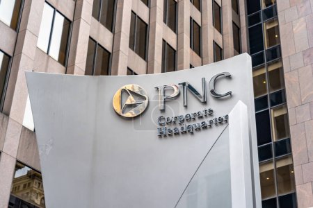 Téléchargez les photos : Pittsburgh, Pennsylvanie, États-Unis - 11 janvier 2020 : Une banque PNC signe devant son siège social à Pittsburgh, aux États-Unis, une société de portefeuille bancaire et de services financiers américaine. - en image libre de droit