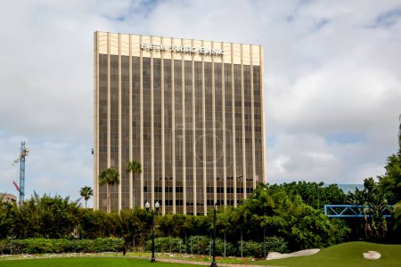 Foto de Orlando, Florida, EE.UU. - 20 de febrero de 2020: Quinto edificio de oficinas del Tercer Banco en el centro de Orlando, Florida, EE.UU.; Quinto Tercer Banco es la filial de Quinto Bancorp, un holding bancario. - Imagen libre de derechos