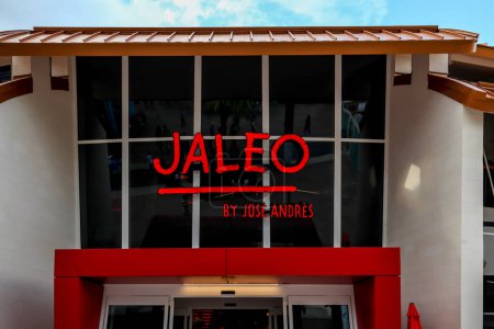 Téléchargez les photos : Orlando, Floride, États-Unis- 19 février 2020 : Jaleo by Chef Jose Andres restaurant à Orlando, Floride, États-Unis. Le Jaleo by Chef Jose Andres sert une cuisine espagnole comprenant des tapas, de la paella, de la sangria et plus encore. - en image libre de droit