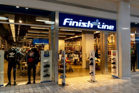 Foto de Tysons Corner, Virginia, EE.UU. - 14 de enero de 2020: Una tienda de Finish Line en el centro comercial. Finish Line, Inc. es una cadena minorista estadounidense que vende zapatos deportivos. - Imagen libre de derechos