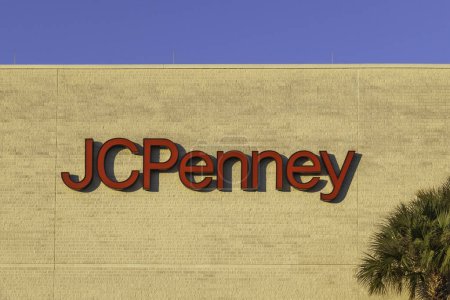Foto de Orlando, Florida, Estados Unidos - 20 de enero de 2020: letrero de la tienda JcPenney en la pared en Orlando, Florida, Estados Unidos. J. C. Penney Company Inc. es una tienda departamental americana. - Imagen libre de derechos