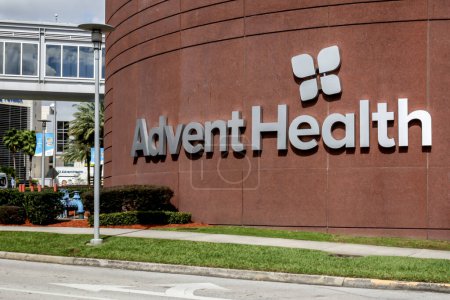 Foto de Orlando, Florida, EE.UU. - 20 de febrero de 2020: AdventHealth Orlando, un centro médico sin fines de lucro, terciario, de investigación y académico basado en la fe en Orlando, Florida, EE.UU.. - Imagen libre de derechos