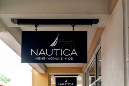 Foto de El primer plano del letrero colgante de la tienda Nautica se ve en un centro comercial en Houston, Texas, EE.UU. - 2 de marzo de 2022. - Imagen libre de derechos