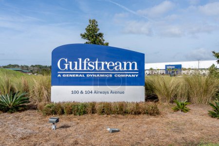 Téléchargez les photos : Savannah, Géorgie, États-Unis - 18 janvier 2020 : Panneau Gulfstream sur le bâtiment à Savannah, Géorgie, États-Unis. Gulfstream Aerospace Corporation est une compagnie aéronautique américaine. - en image libre de droit