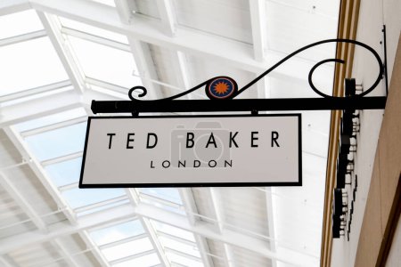 Téléchargez les photos : Orlando, Floride, États-Unis - 5 février 2020 : Ted Baker signe à Orlando, Floride, États-Unis. Ted Baker plc est un détaillant britannique de vêtements de luxe.. - en image libre de droit