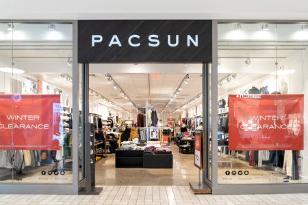 Foto de Tysons Corner, Virginia, EE.UU. 14 de enero de 2020: Pacsun storefront in Tysons Corner Center, Virginia, EE.UU. Pacific Sunwear of California Inc., es una marca de ropa minorista con sede en Estados Unidos.. - Imagen libre de derechos