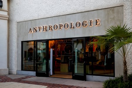 Téléchargez les photos : Orlando, Floride, États-Unis - 28 janvier 2022 : Un magasin d'anthropologie à Orlando, Floride, États-Unis. Anthropologie est un détaillant de vêtements américain. - en image libre de droit