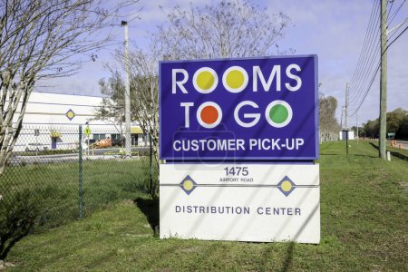 Foto de Tampa, Florida, EE.UU. - 23 de febrero de 2020: Señal de las habitaciones para ir centro de distribución en Tampa, Florida, EE.UU.. Rooms To Go es una cadena de tiendas de muebles estadounidenses. - Imagen libre de derechos