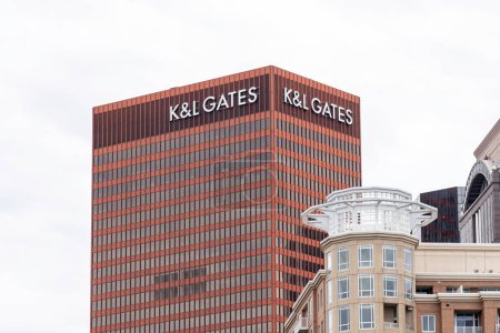Téléchargez les photos : Pittsburgh, Pennsylvanie, États-Unis - 11 janvier 2020 : K & L Gates signe sur le bâtiment du K & L Gates Center. K & L Gates LLP est un cabinet d'avocats AmLaw 100 basé aux États-Unis. - en image libre de droit