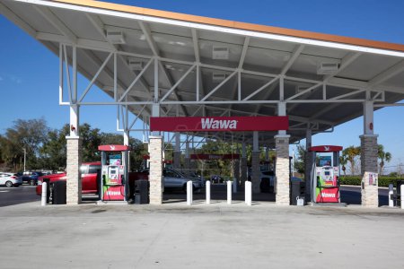 Téléchargez les photos : Orlando, Floride, États-Unis - 21 janvier 2020 : Station-service Wawa avec le magasin à Orlando, Floride, États-Unis. Wawa, Inc est une chaîne américaine de dépanneurs et stations-service. - en image libre de droit