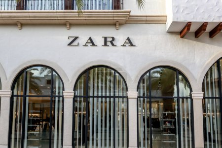Téléchargez les photos : Orlando, FL, USA - 28 janvier 2022 : Fermeture de l'enseigne du magasin ZARA sur le bâtiment. ZARA est une chaîne de vêtements multinationale espagnole. - en image libre de droit