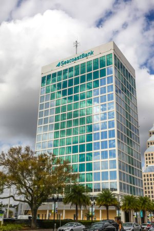 Foto de Orlando, Florida, Estados Unidos - 20 de enero de 2020: Edificio de oficinas del Seacoast Bank en el centro de Orlando, Florida, Estados Unidos. Seacoast Bank es un banco estadounidense de servicio completo. - Imagen libre de derechos