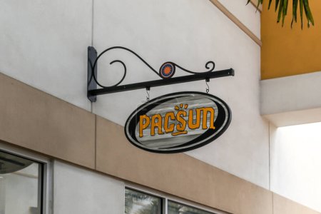 Foto de Orlando, Florida, USA - 5 de febrero de 2020: Pacsun store sign in Orlando, Florida, USA. Pacific Sunwear of California Inc., es una marca estadounidense de ropa al por menor.. - Imagen libre de derechos
