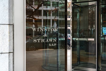 Foto de Washington, D.C., EE.UU., 13 de enero de 2020: La entrada a la oficina Winston & Strawn LLP en Washington, DC, EE.UU. Winston & Strawn LLP es un bufete de abogados internacional. - Imagen libre de derechos