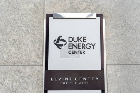 Téléchargez les photos : Charlotte, Caroline du Nord, États-Unis - 15 janvier 2020 : Signe du Duke Energy Center sur le mur à leur siège social à Charlotte, États-Unis. Duke Energy Corporation est une holding américaine d'énergie électrique - en image libre de droit