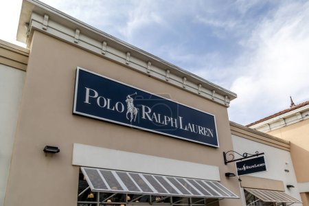 Téléchargez les photos : Orlando, Floride, États-Unis - 5 février 2020 : enseigne Polo Ralph Lauren au-dessus de l'entrée du centre commercial Premium Outlets à Orlando, Floride, États-Unis. Ralph Lauren Corporation est une entreprise de mode américaine. - en image libre de droit
