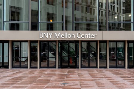 Téléchargez les photos : Pittsburgh, Pennsylvanie, États-Unis - 11 janvier 2020 : Entrée du BNY Mellon Center à Pittsburgh, Pennsylvanie, États-Unis. Le BNY Mellon Center est un gratte-ciel de 55 étages situé au centre-ville de Pittsburgh.. - en image libre de droit