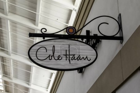 Foto de Orlando, FL, Estados Unidos - 21 de enero de 2022: Cole Haan letrero colgante en un centro comercial en Orlando, Florida, Estados Unidos. Cole Haan es una marca americana de calzado y accesorios para hombres y mujeres.. - Imagen libre de derechos